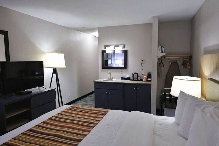 1 King Bed Accessible (15 of 16)