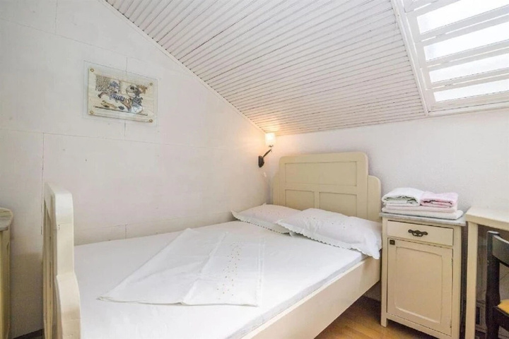 Room 3 of 16