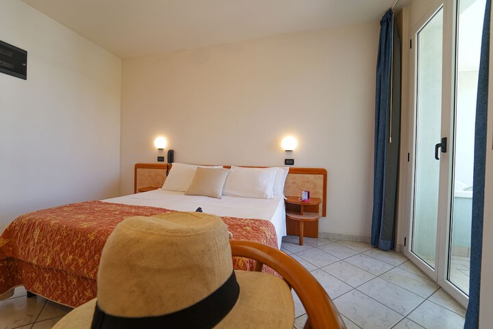 Room 8 of 38