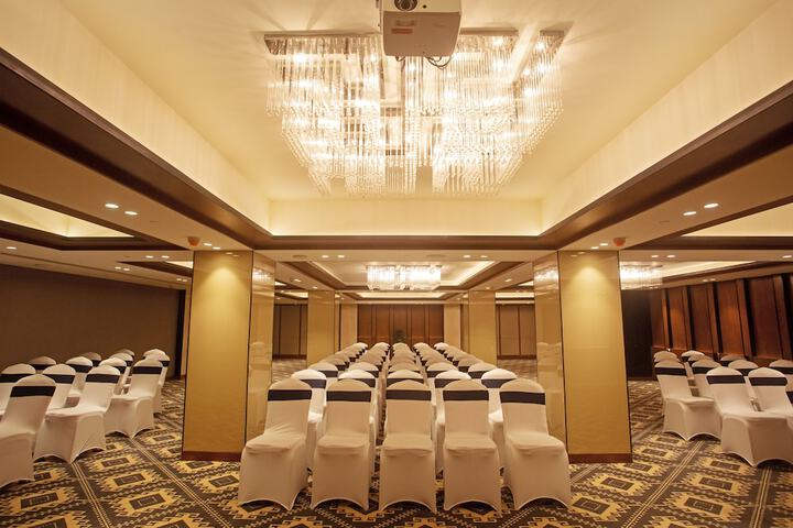 Ballroom/Hall 88 of 111