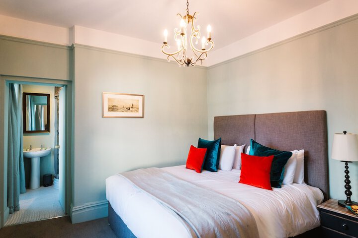 Room 4 of 28