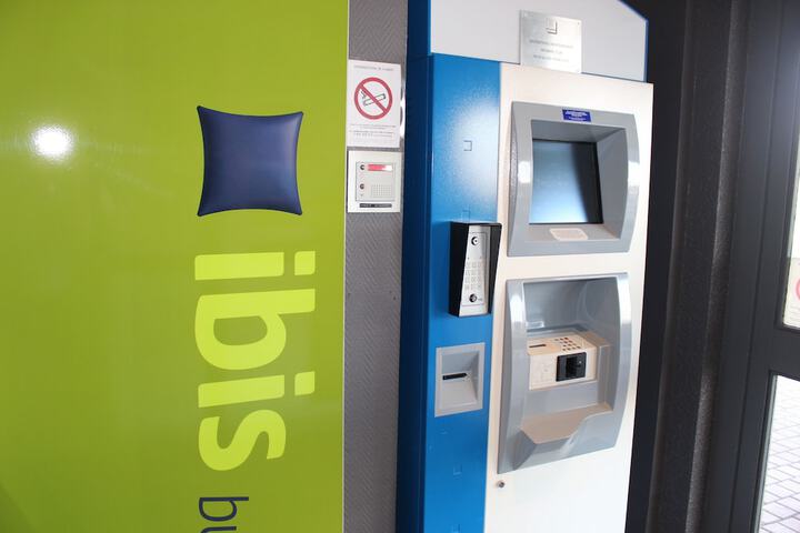 Check-in/check-out kiosk
