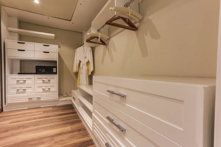 Room 3 of 79