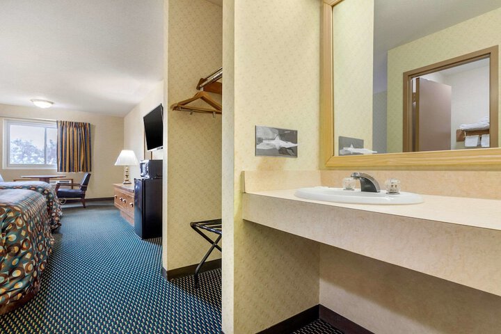 2 Queen Beds (9 of 10)