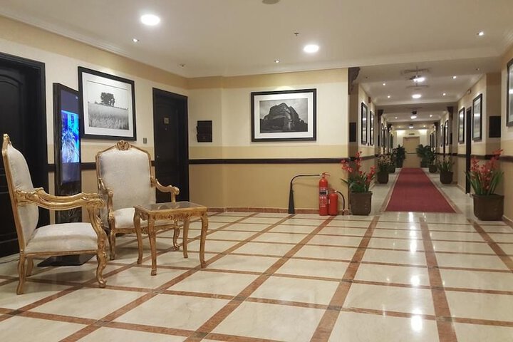 Ballroom/Hall 18 of 24