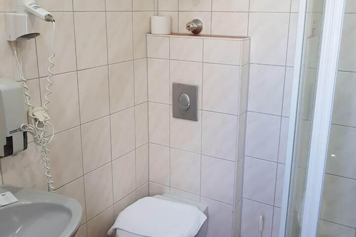Room 9 of 18