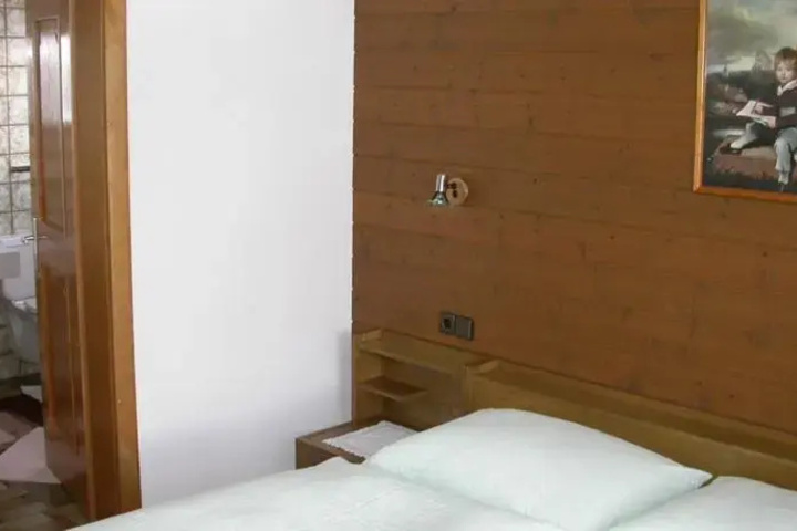 Room 6 of 11