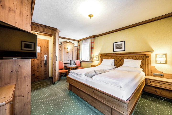 Room 3 of 65