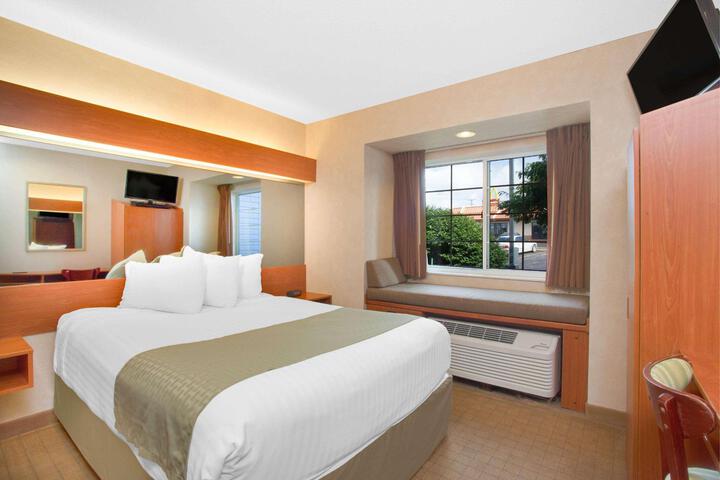 1 Queen Bed (3 of 22)