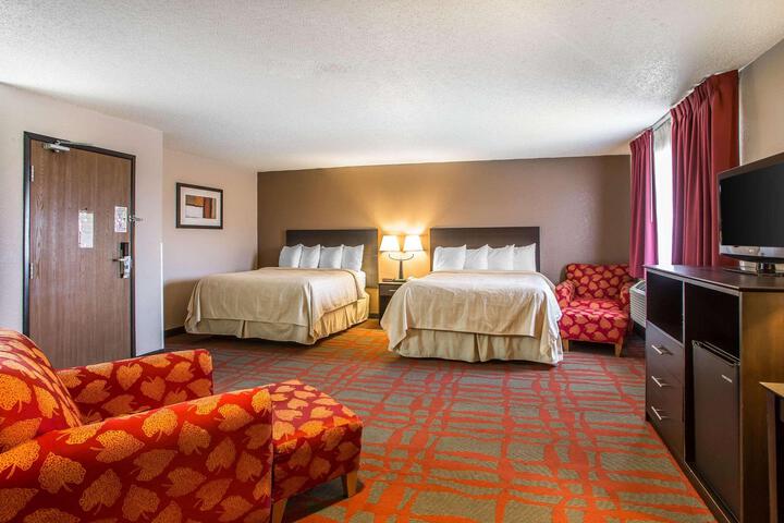 1 Queen Bed (3 of 6)
