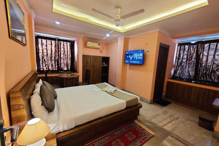 Room 9 of 18