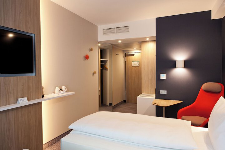 Room 12 of 66