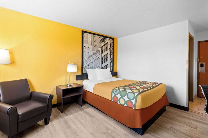 1 Queen Bed (16 of 51)