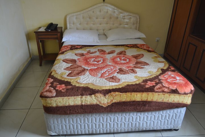 Room 8 of 18