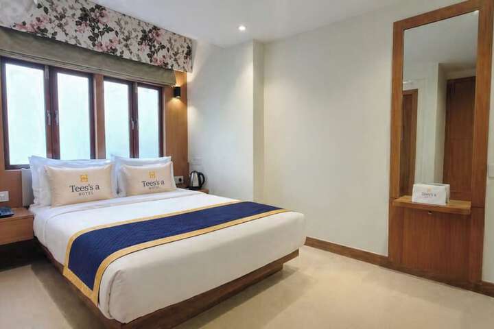 Room 6 of 16