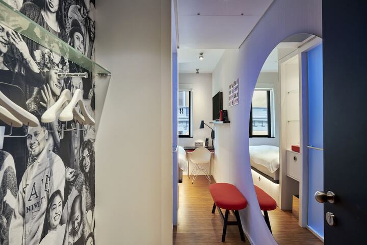 Room 17 di 70