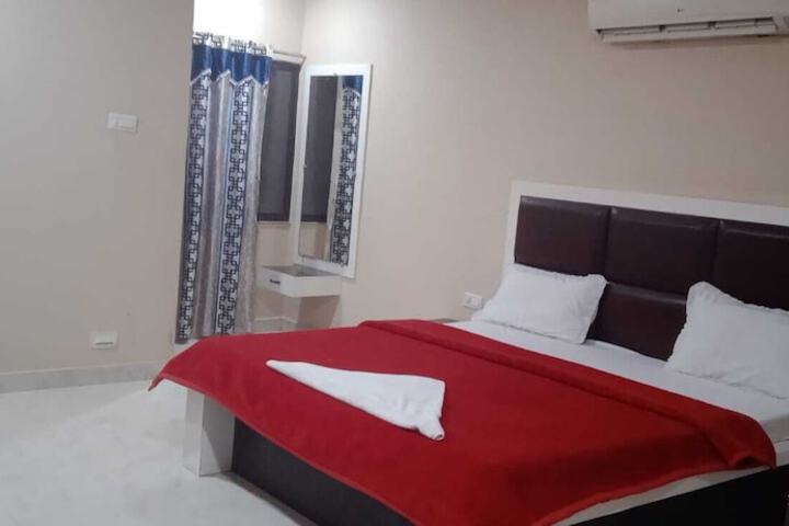 Room 2 of 10