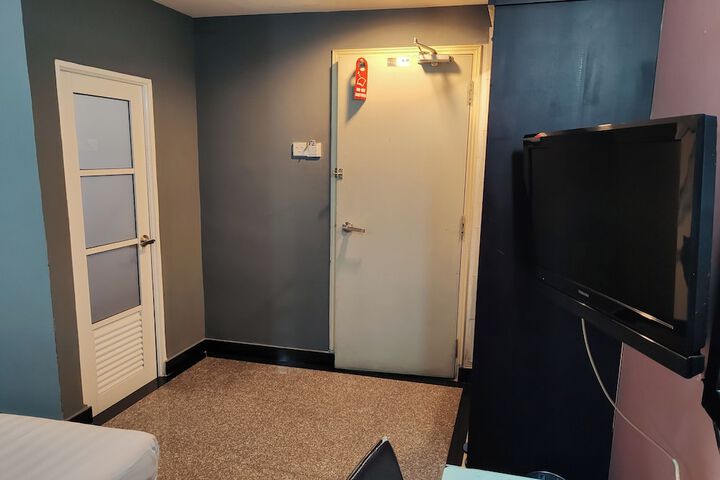 Room 28 of 61