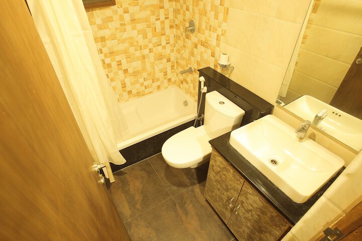 Room 7 of 12