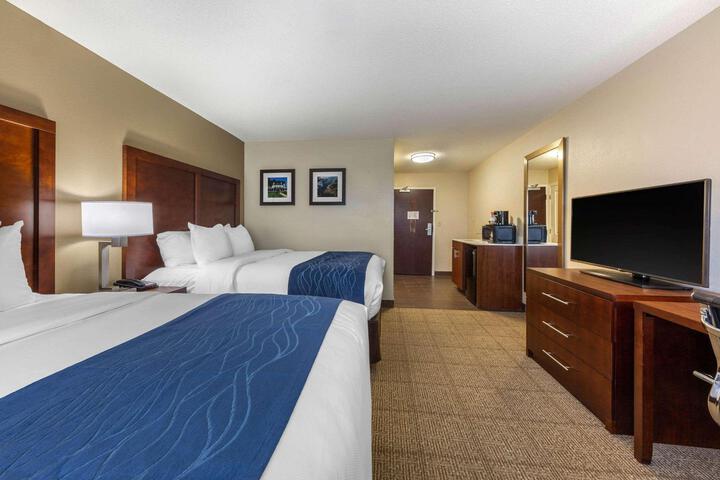 1 Queen Bed Accessible (2 of 19)