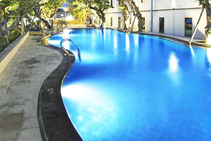 Hotel with Pool