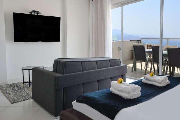 Room 102 of 315