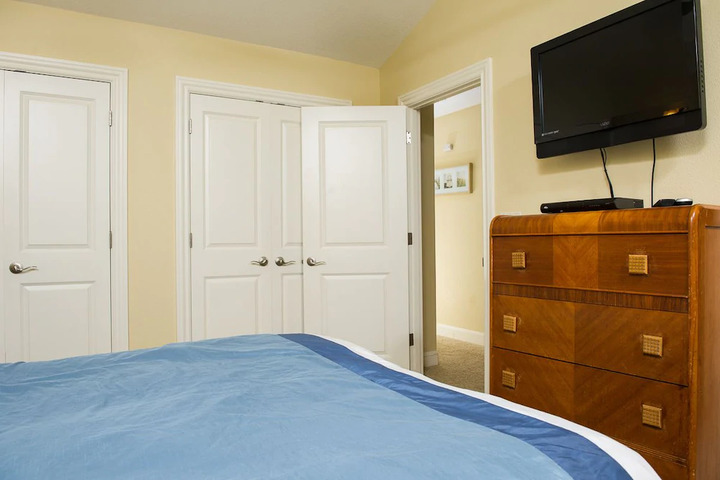Room 6 of 8