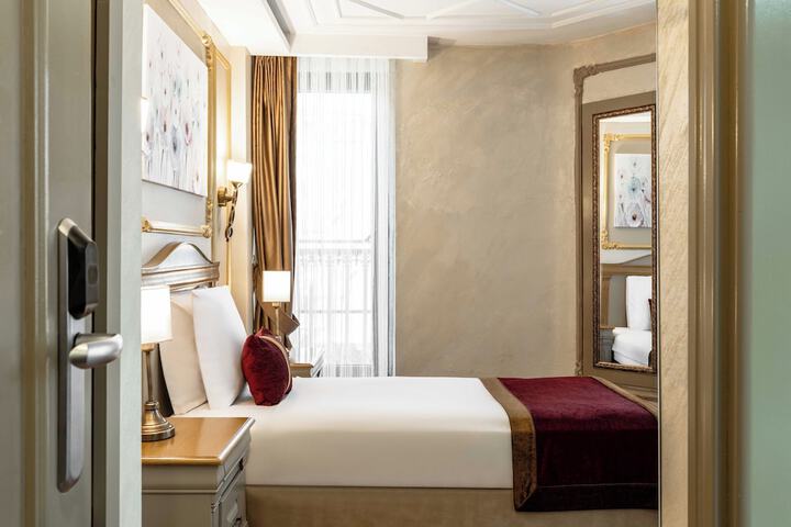 Room 10 of 84