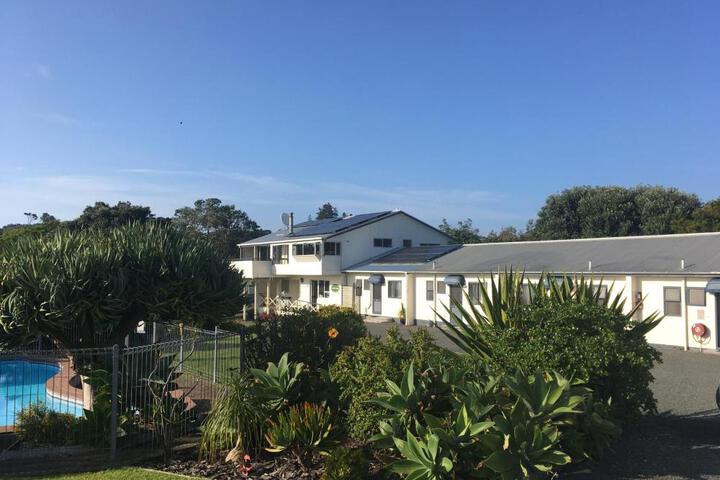 Exterior of Pukenui Lodge Motel
