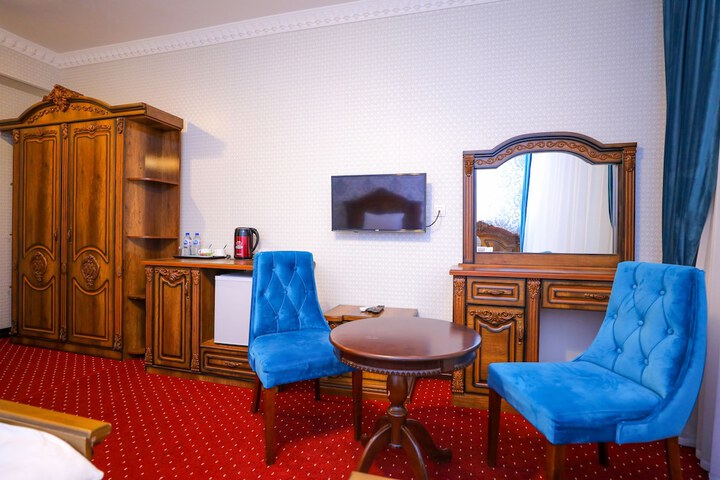 Room 6 of 63