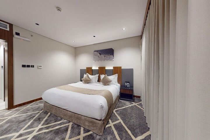 Room 6 of 11