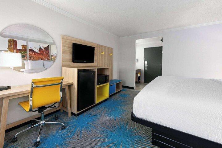 1 King Bed (6 of 17)