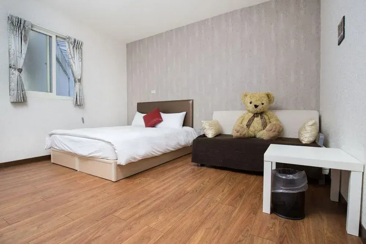 Room 2 of 10