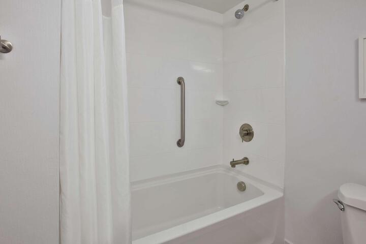 1 King Mobility Hearing Accessible with Tub (2 of 9)
