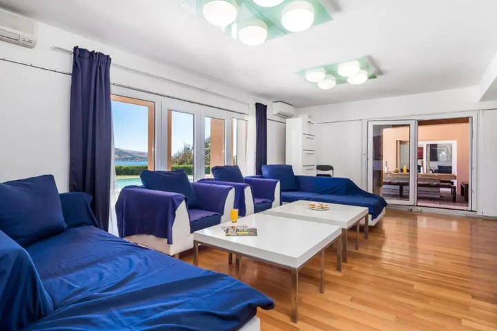 Room 4 of 18