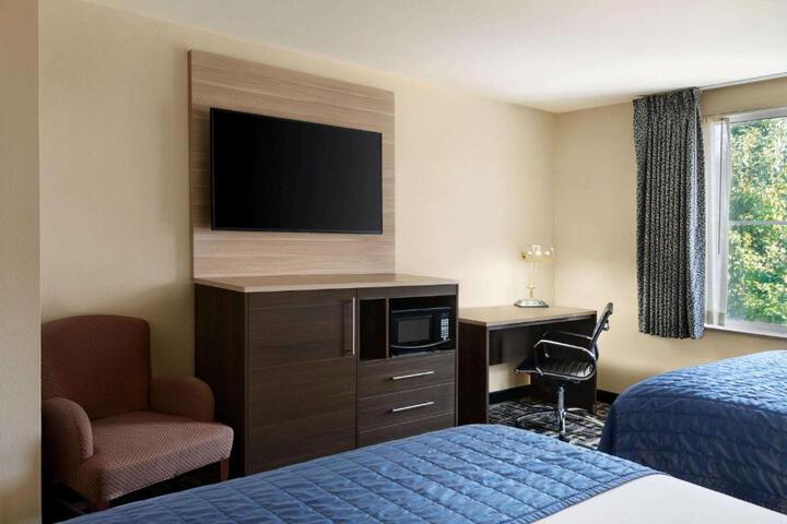 2 Queen Beds (12 of 13)