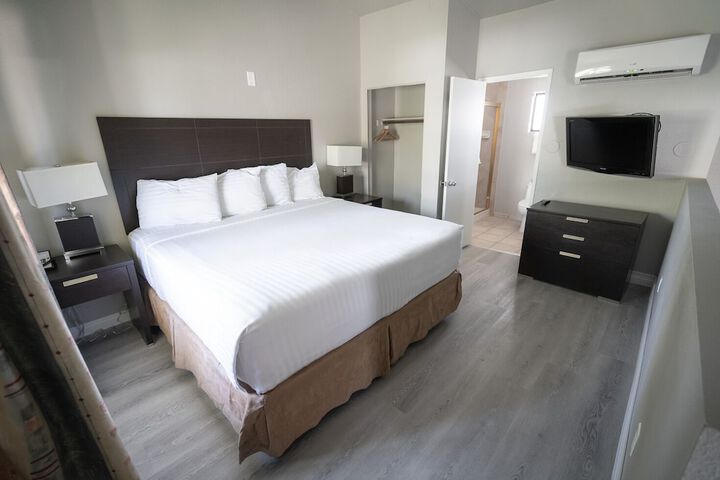 Deluxe Queen Bed (7 of 17)