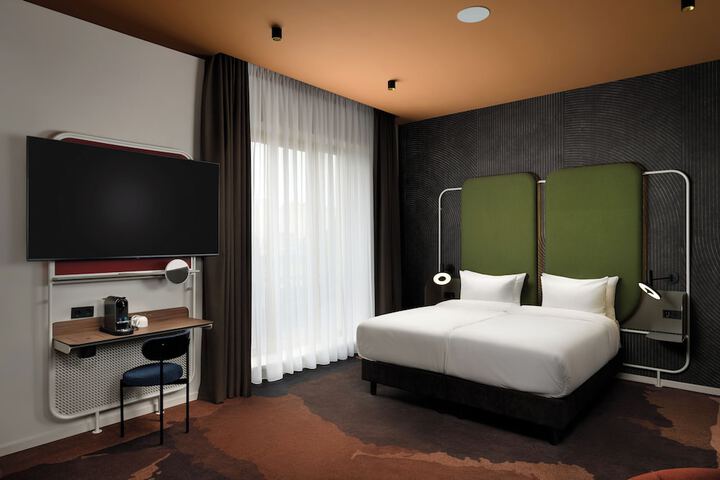 Room 13 of 170