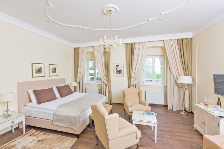 Room 9 of 48