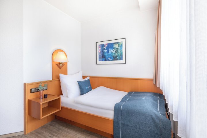 Room 4 of 77