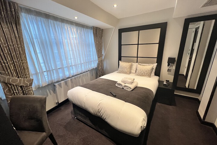 Room 11 of 27