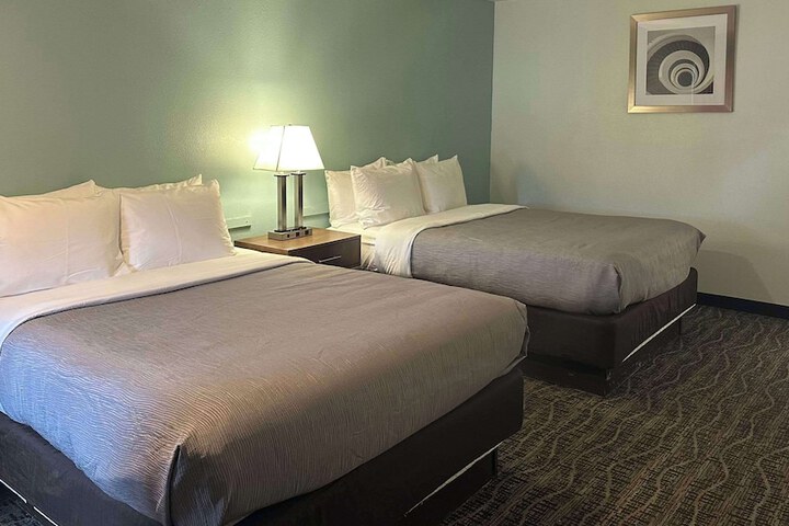 2 Queen Beds (4 of 4)