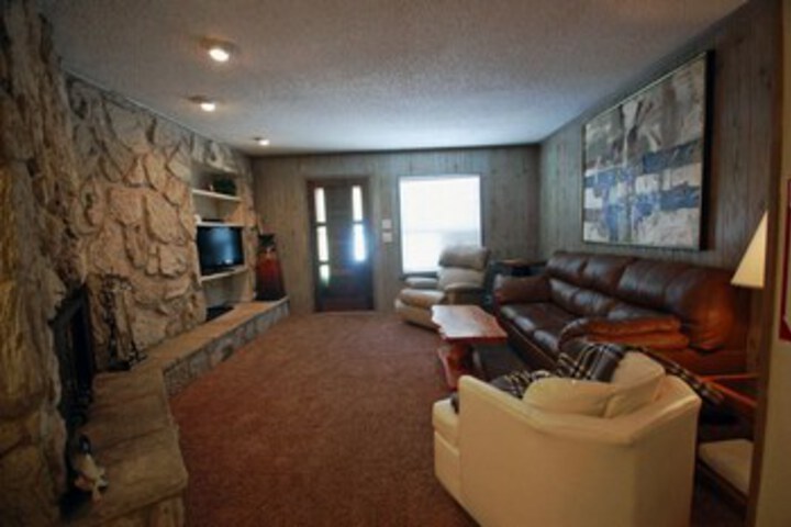 Claim_jumper_townhouse_07
