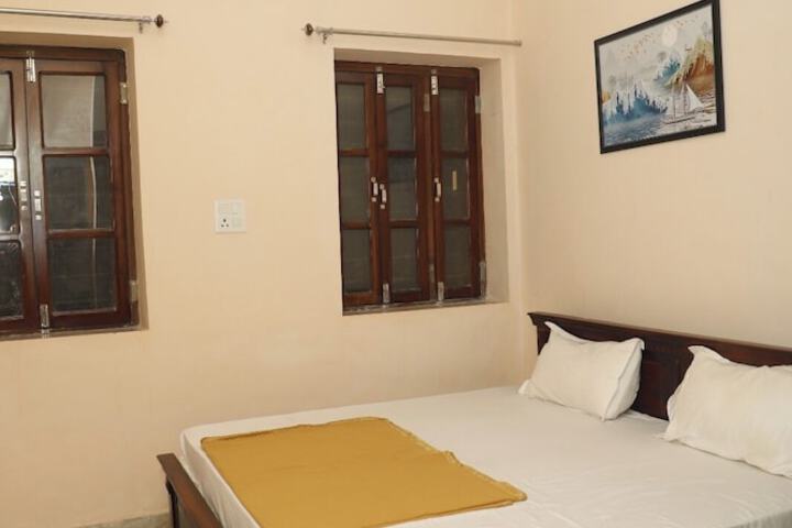 Room 6 of 18