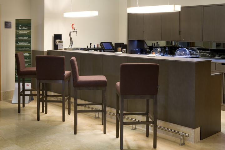 Lounge 21 of 37
