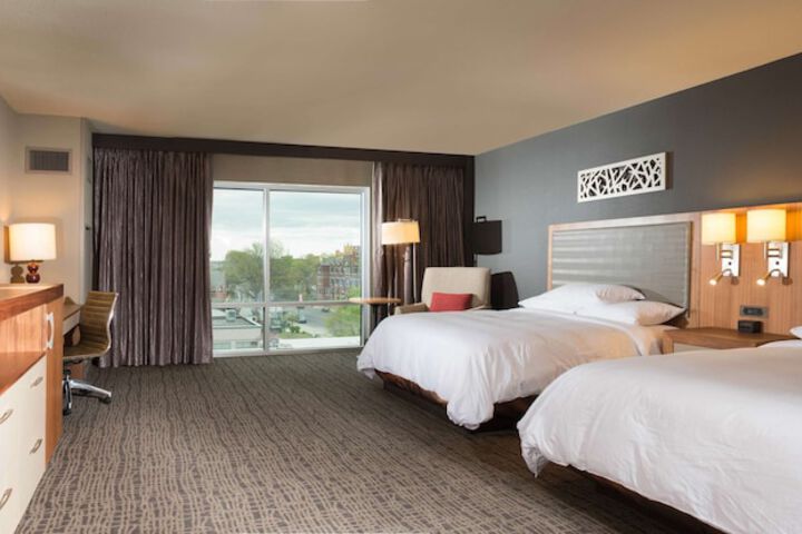 2 Queen Beds (2 of 8)