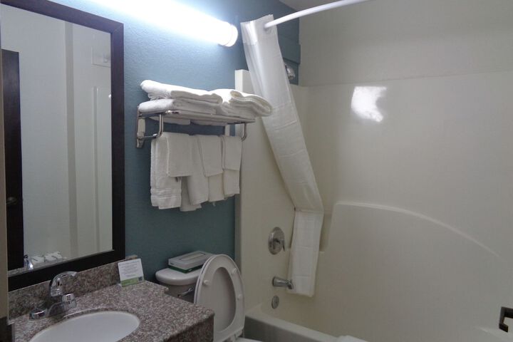 2 Queen Beds Accessible (46 of 50)