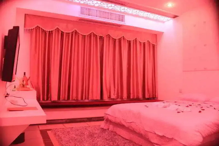 Room 5 of 6