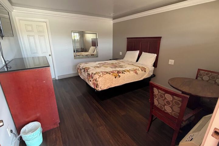 Room 8 of 17