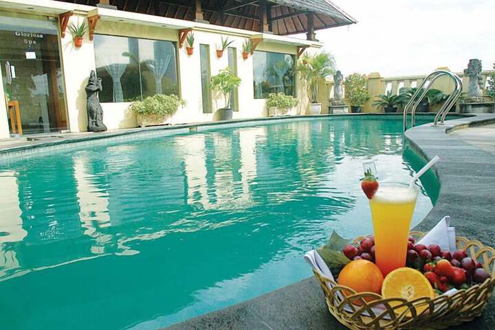 Hotel Pool